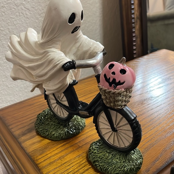 Ghost riding bicycle - Picture 3 of 3